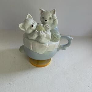 Vtg Kittens Playing in Yarn Cat Musical  Figurine It’s a Small World